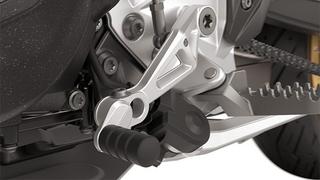 The adjustable gearshift and brake lever comes as standard with the F 900 GS from BMW Motrorrad