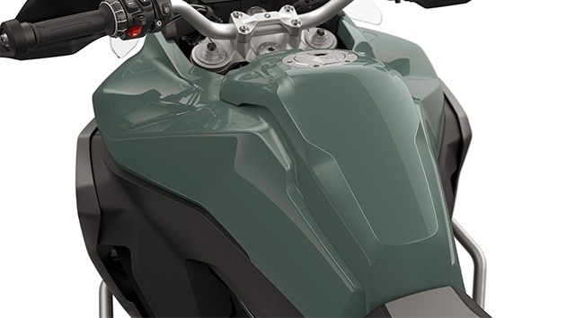 The side panels of the F 900 GS Adventure from BMW Motorrad with a large 23 l tank