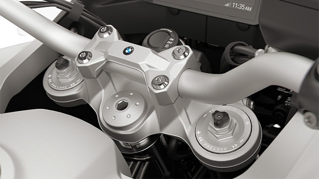 The adjustable fork of the F 900 GS Adventure from BMW Motorrad