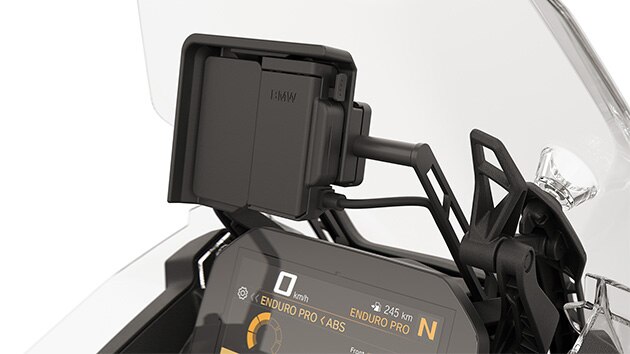 The preparation for the navigation device of the F 900 GS Adventure