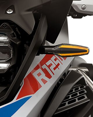 We see the standard LED flashing turn indicators with Cruising Light option.