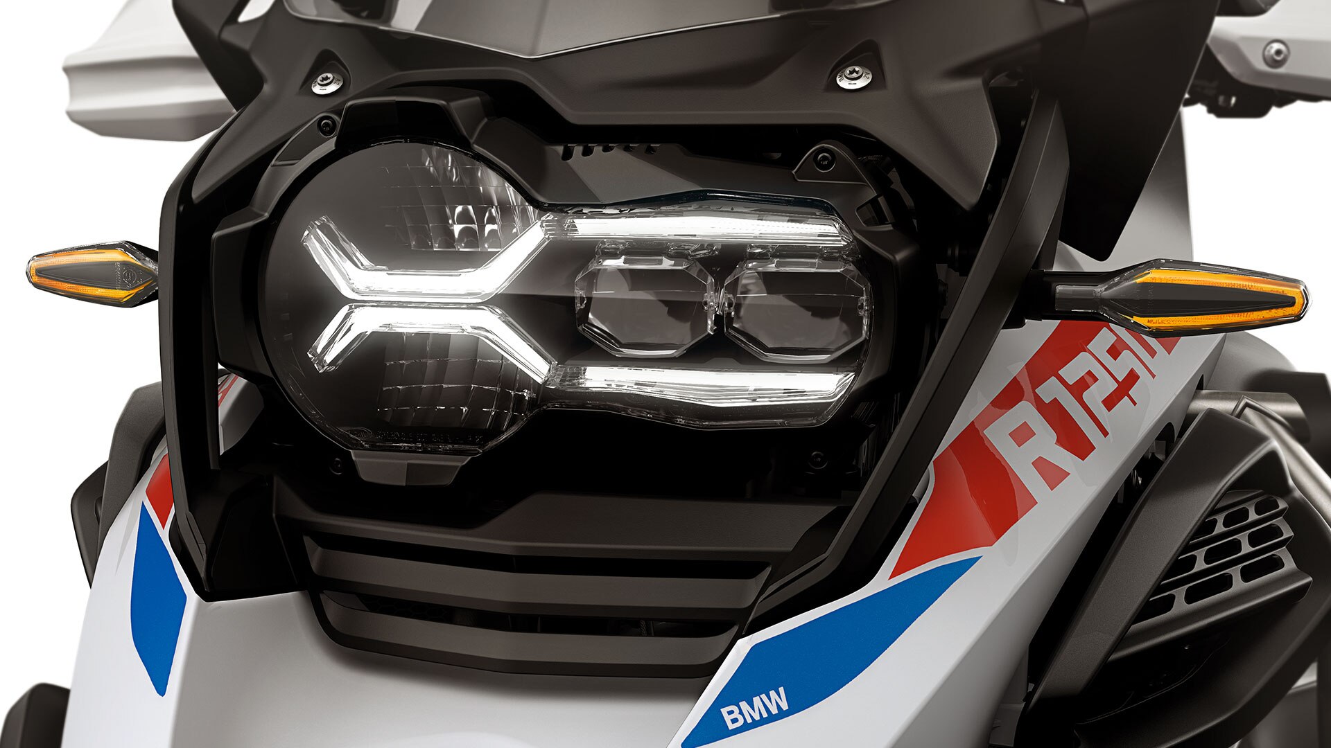 We see the standard LED flashing turn indicators with Cruising Light option.