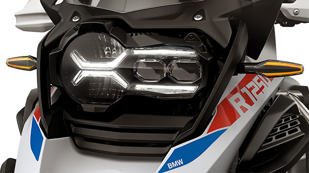 We see the standard LED flashing turn indicators with Cruising Light option.