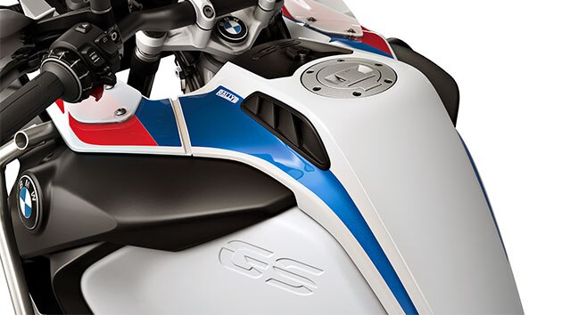 We see the 30-litre tank of the R 1250 GS Adventure.