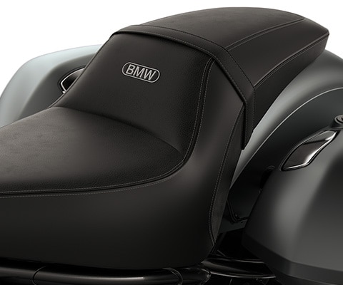 Detailed image of the Dragster seat of the R 18 Roctane from BMW Motorrad