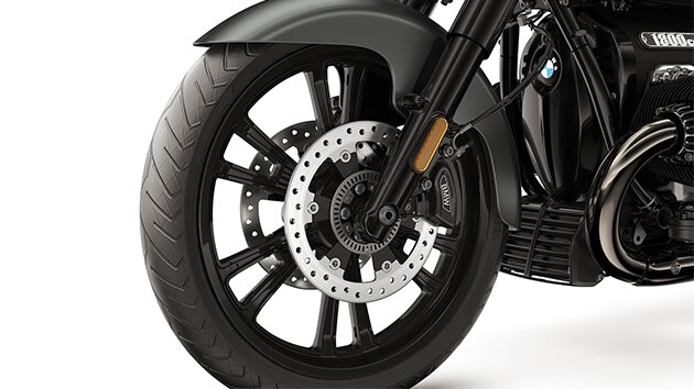 Detailed image of the 21-inch front wheel of the R 18 Roctane from BMW Motorrad