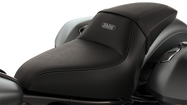 Detailed image of the Dragster seat of the R 18 Roctane from BMW Motorrad