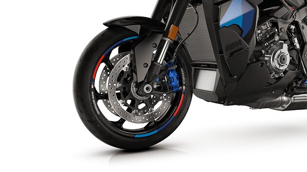 The optional M Carbon wheels of the M 1000 XR from BMW Motorrad