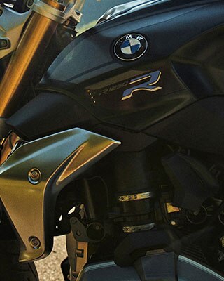 BMW R 1250 R in the Style Exclusive against the backdrop of mountains