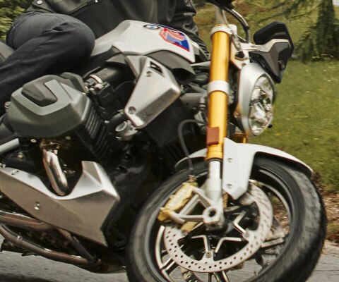 Riding scene with the BMW R 1250 R