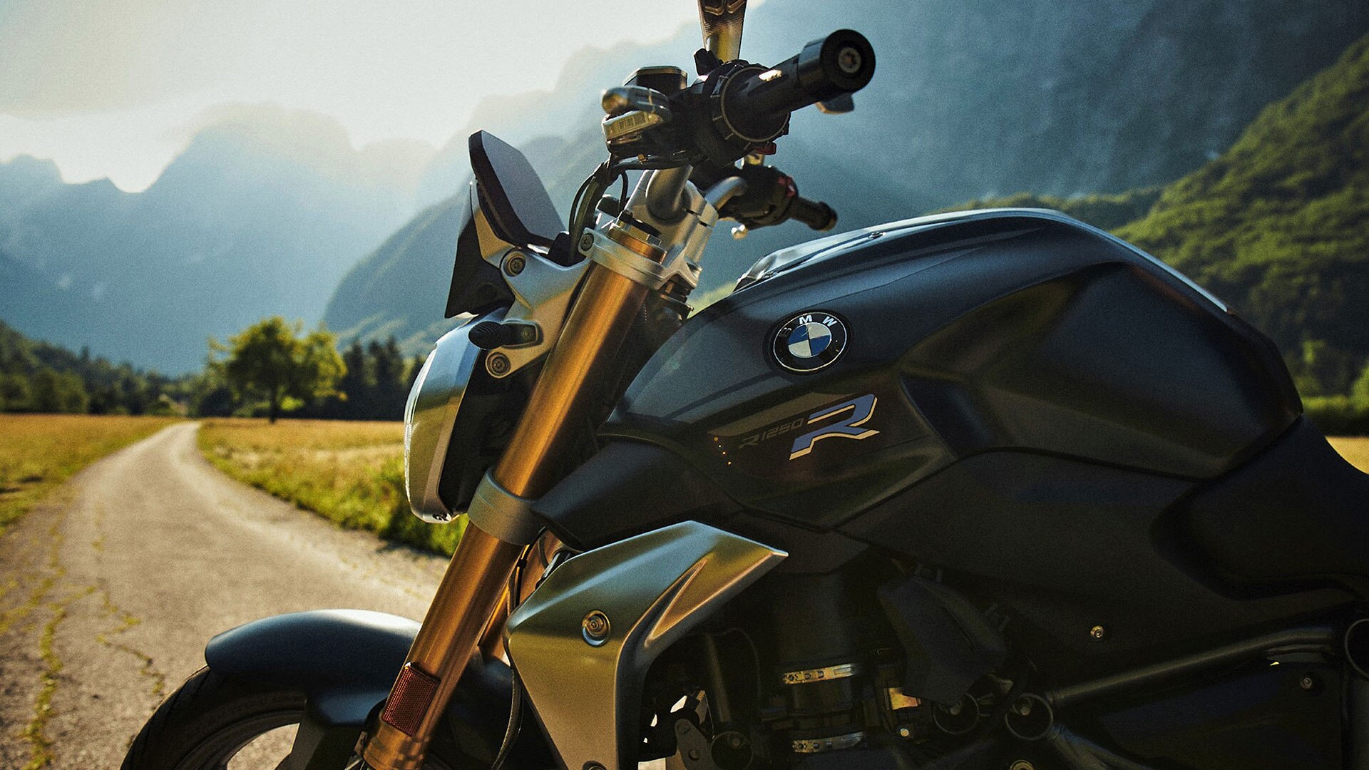 BMW R 1250 R in the Style Exclusive against the backdrop of mountains
