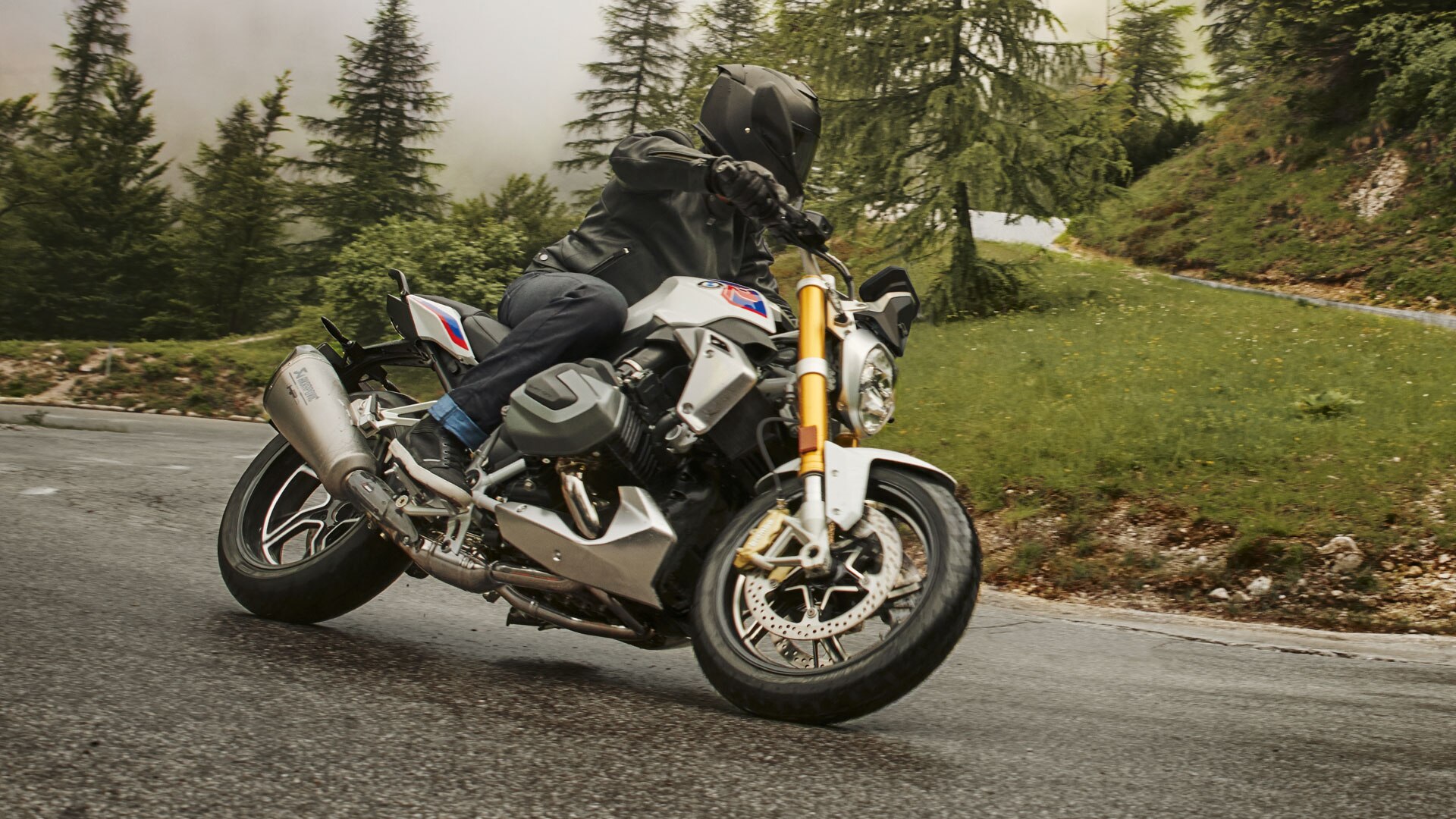 Riding scene with the BMW R 1250 R