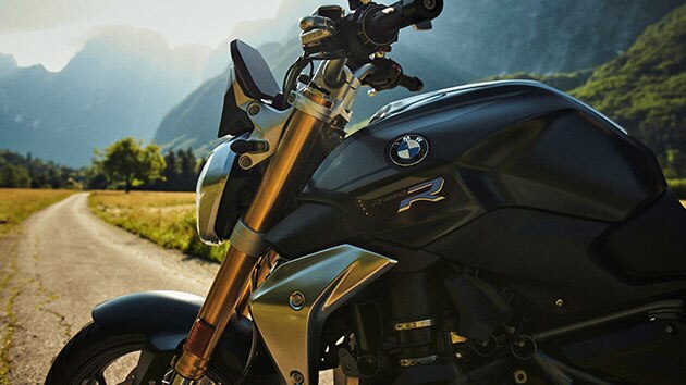 BMW R 1250 R in the Style Exclusive against the backdrop of mountains