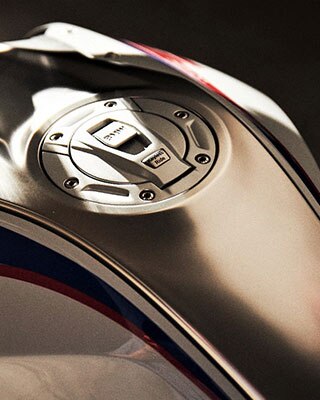 The tank of the BMW R 1250 R with stainless steel tank cover