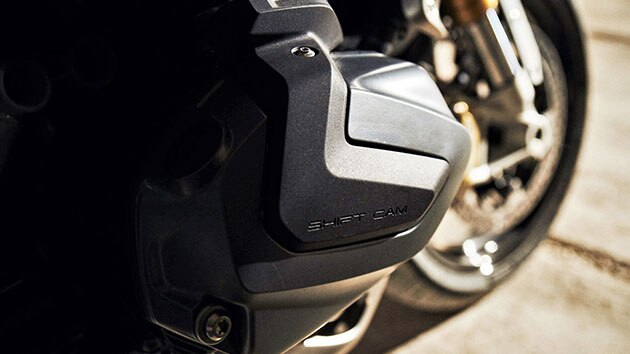 BMW R 1250 R in Stye Sport with the tank in focus