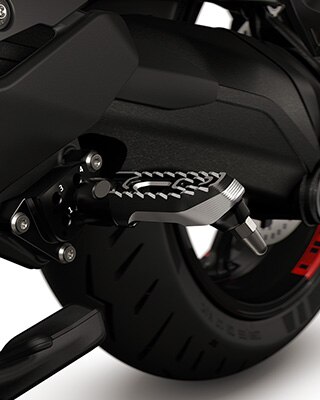 The adjustable footrest system of the R 1300 R from BMW Motorrad