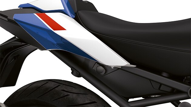 12 V charging socket at the rear of the R 1250 RS