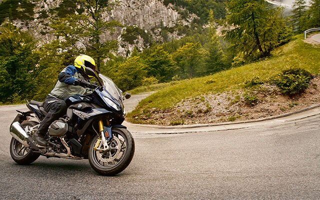 R 1250 RS in a curve