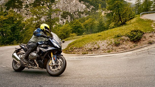 R 1250 RS in a curve