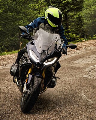 R 1250 RS in a curve
