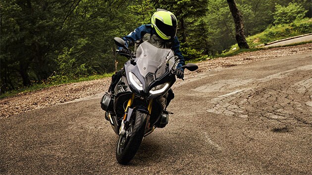 R 1250 RS in a curve
