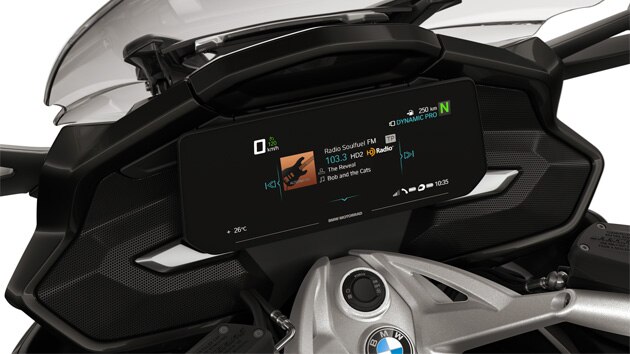 Focus on the TFT display and the K 1600 GT’s speakers.
