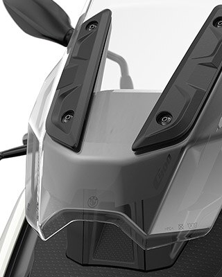 We see the windscreen of the C 400 X.